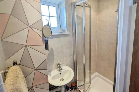 49 Cornwall Crescent shower a.jpg