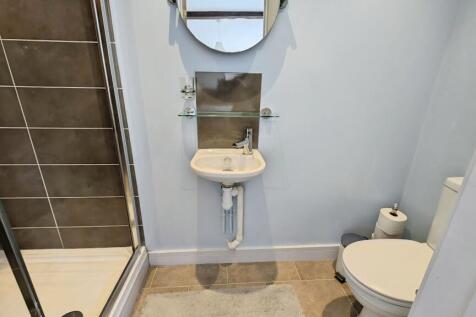 pbox-bathroom-348011.jpg