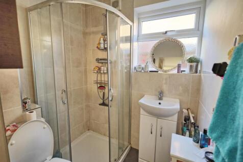 GROUND FLOOR SHOWER/CLOAKROOM