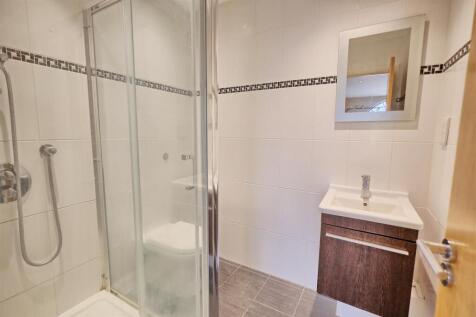EN-SUITE SHOWER ROOM