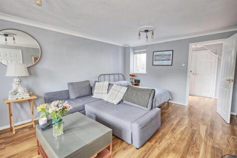 LIVING/BEDROOM