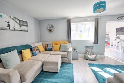 LIVING/DIING ROOM