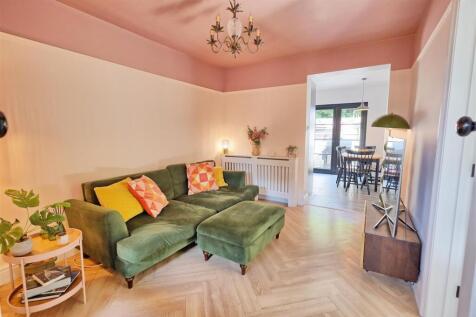 DINING/FAMILY ROOM