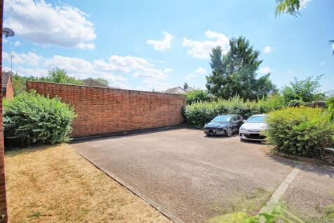 AMPLE RESIDENTS PARKING