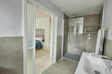 MASTER EN-SUITE
