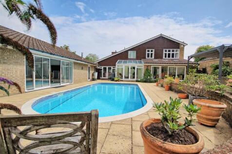 HEATED SWIMMING POOL