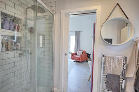 JACK AND JILL SHOWER ROOM