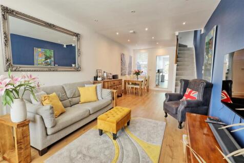 LIVING/DINING ROOM