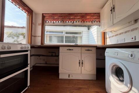 Kitchen 2.jpg