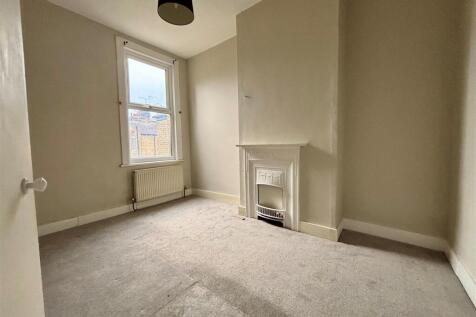Bedroom 1.jpg