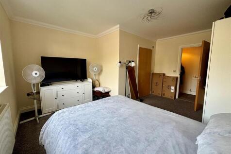 Bedroom 1.jpg