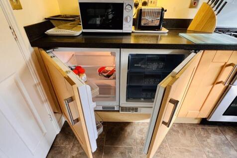 Integrated fridge and freezer