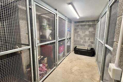 Lock up store