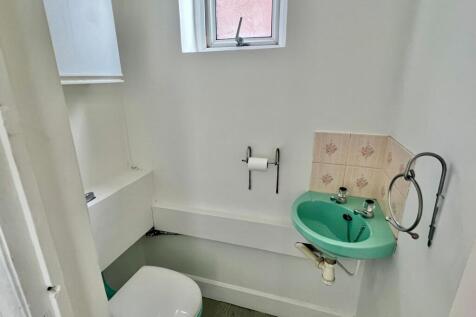 42 Belvedere Road cloakroom wc