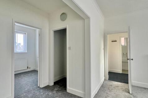 42 Belvedere Road inner hall