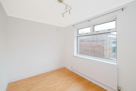 5 Oakwood Hill-4.jpg