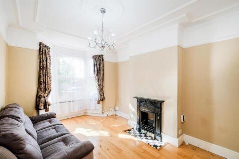 40 Grove Park Avenue Chingford E4 8SS-1_web.jpg