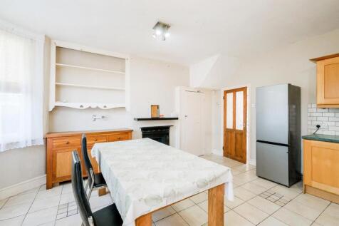 40 Grove Park Avenue Chingford E4 8SS-9_web.jpg