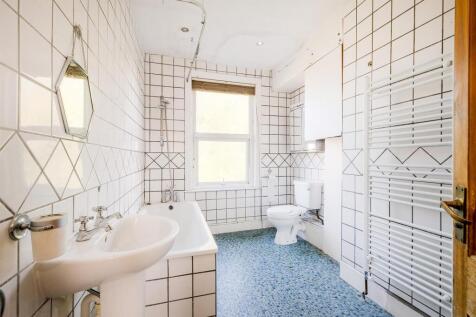 40 Grove Park Avenue Chingford E4 8SS-10_web.jpg