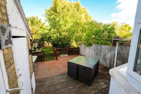 40 Grove Park Avenue Chingford E4 8SS-24_web.jpg