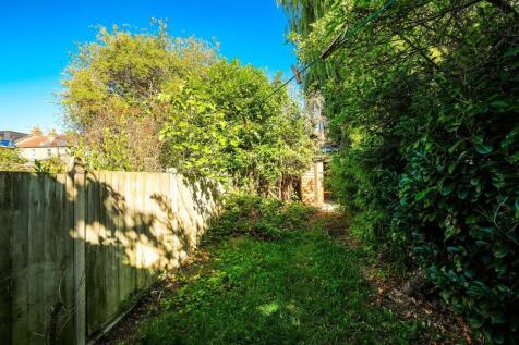 40 Grove Park Avenue Chingford E4 8SS-30_web.jpg