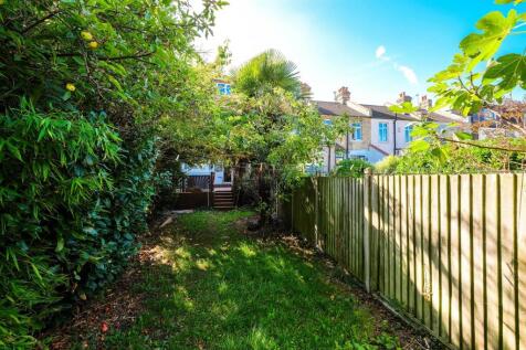 40 Grove Park Avenue Chingford E4 8SS-32_web.jpg