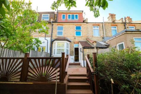 40 Grove Park Avenue Chingford E4 8SS-33_web.jpg
