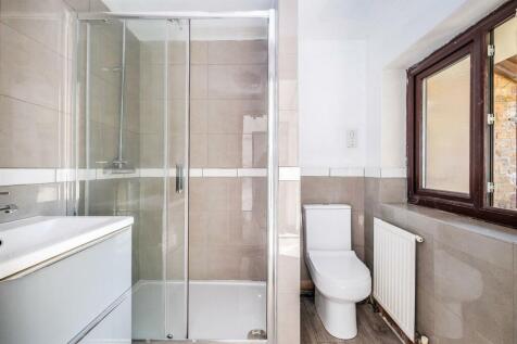 Bathroom (2).jpg