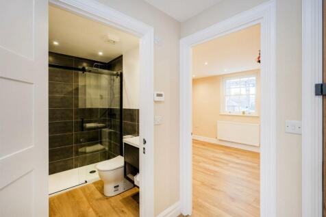 Dual aspect Bathroom Lounge.jpg