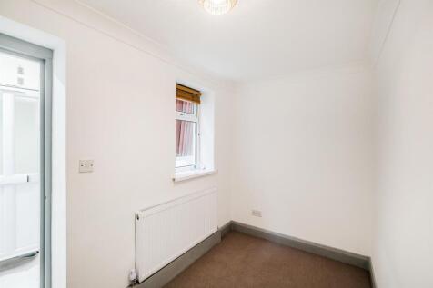 North Birkbeck studio ground floor flat-1_web.jpg