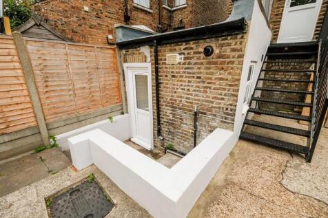 North Birkbeck studio ground floor flat-31_web.jpg