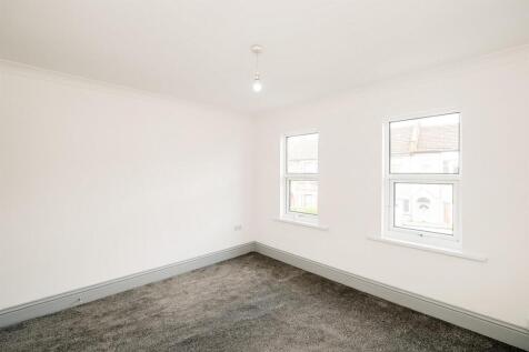78-80 Spruce Hills Flat 4-5_web.jpg