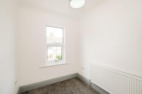 78-80 Spruce Hills Flat 4-8_web.jpg