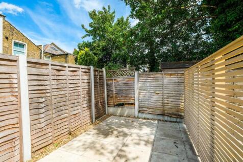 78-80 Spruce Hills Flat 4 garden-3_web.jpg