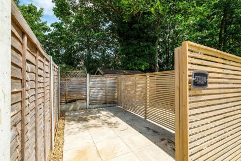 78-80 Spruce Hills Flat 4 garden-1_web.jpg