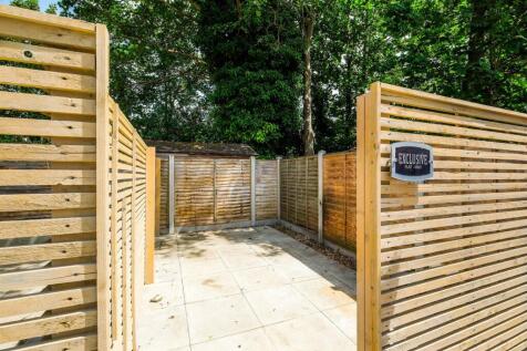 78-80 Spruce Hills Flat 5 garden-1_web.jpg