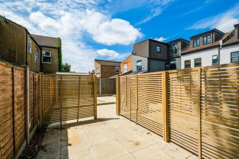 78-80 Spruce Hills Flat 5 garden-5_web.jpg