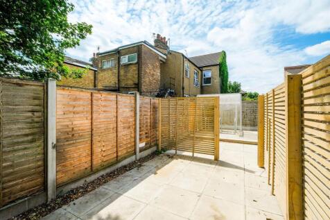 78-80 Spruce Hills Flat 5 garden-4_web.jpg