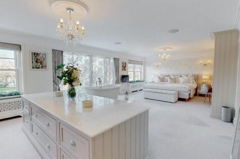 Principal bedroom