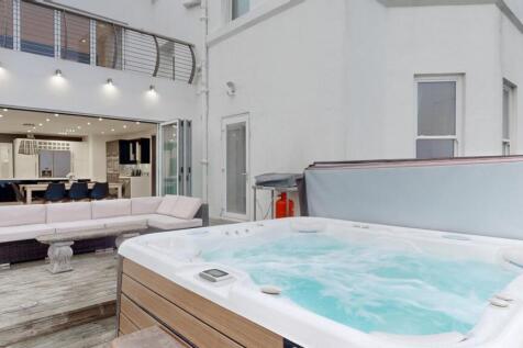 Hot tub