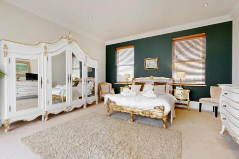 Principal bedroom