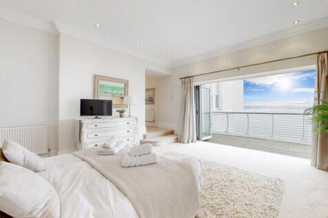 Principal bedroom