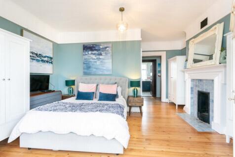 Principal bedroom