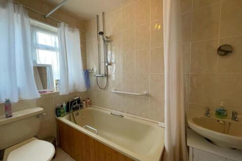 The Cresent - bathroom..JPG