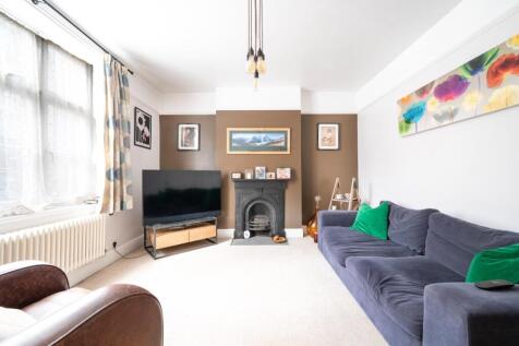 2 LIVING ROOM.jpg