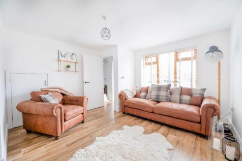 2 LIVING ROOM.jpg