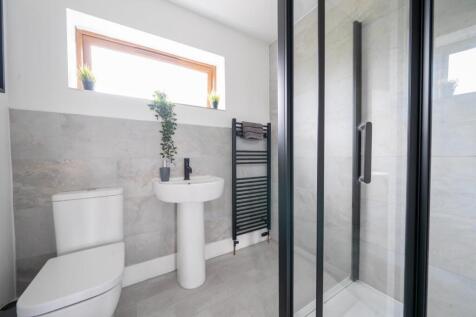 7 BATHROOM.jpg