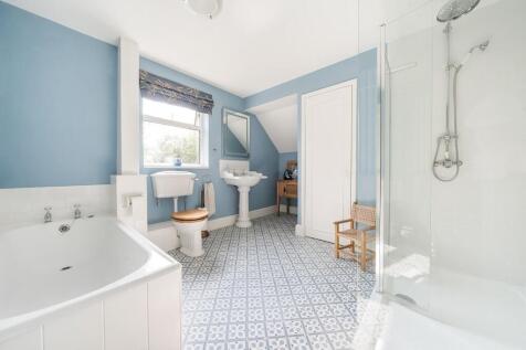 Main Bathroom.jpg