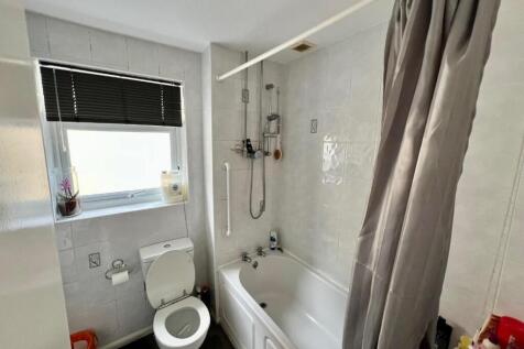 8 Torchacre Rise - Bathroom.jpg