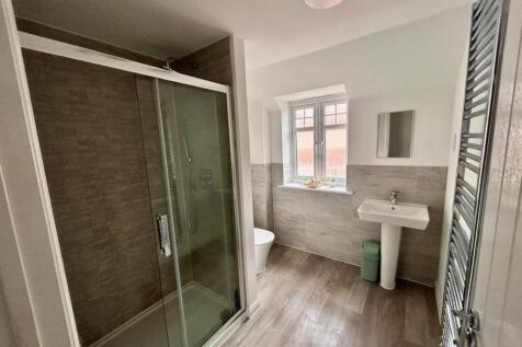 12 Little Elms - Ensuite..jpg